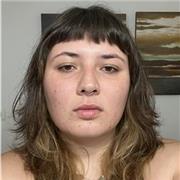 Me defino como una persona creativa y que le gusta ayudar a que otros encuentren esa creatividad en ellos mismos